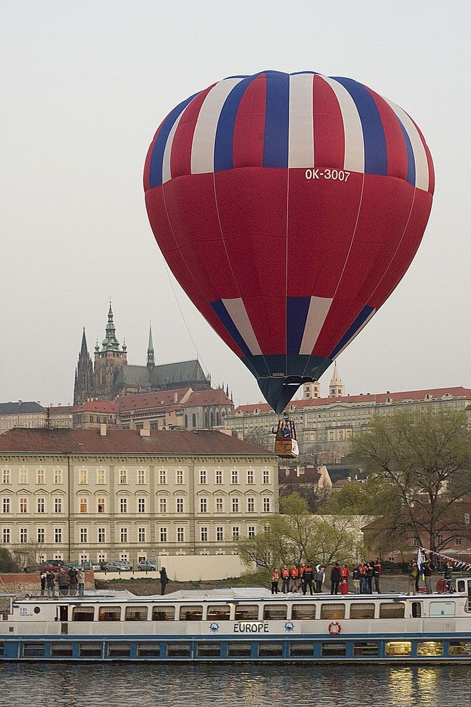 Pilot by se měl vyvarovat vstupu do bezletové zóny nad Pražským hradem i koridoru kolem letiště Ruzyně