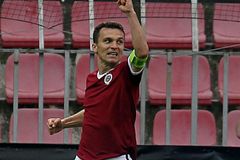 Lafata nůžkami sestřelil Jablonec, Plzeň je po obratu v čele