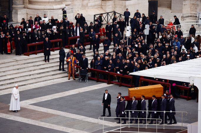 Zádušní mše za emeritního papeže Benedikta XVI. Ve Vatikánu skončila v jedenáct ráno. Nyní rakev míří do hrobky v kryptě Svatopetrské baziliky.