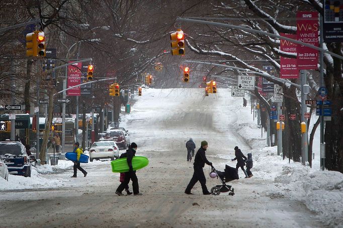 Jindy hlučná a přeplněná, dnes téměř vylidněná Pátá Avenue na Manhattanu v New Yorku.