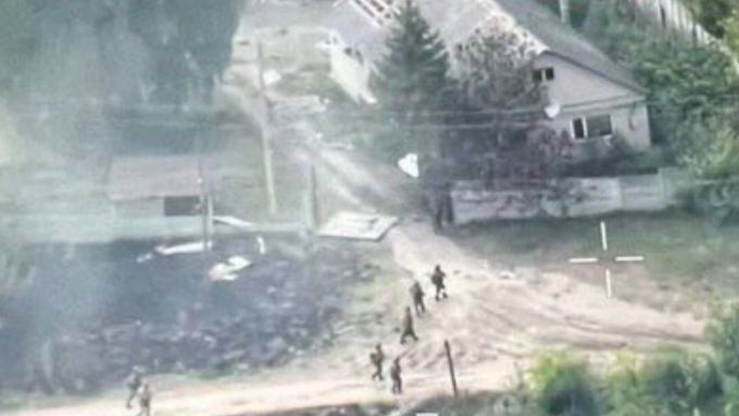 Ukrajinská pohraniční stráž zveřejnila video, které údajně ukazuje boje u Vovčansku