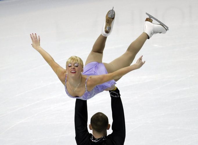 Caydee Denneyová a John Coughlin během krátkého programu sportovních dvojic na šampionátu USA v krasobruslení.