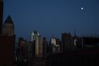 Manhattan se na pět hodin ponořil do tmy. Výpadek elektřiny postihl statisíce lidí
