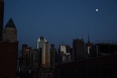 Manhattan se na pět hodin ponořil do tmy. Výpadek elektřiny postihl statisíce lidí