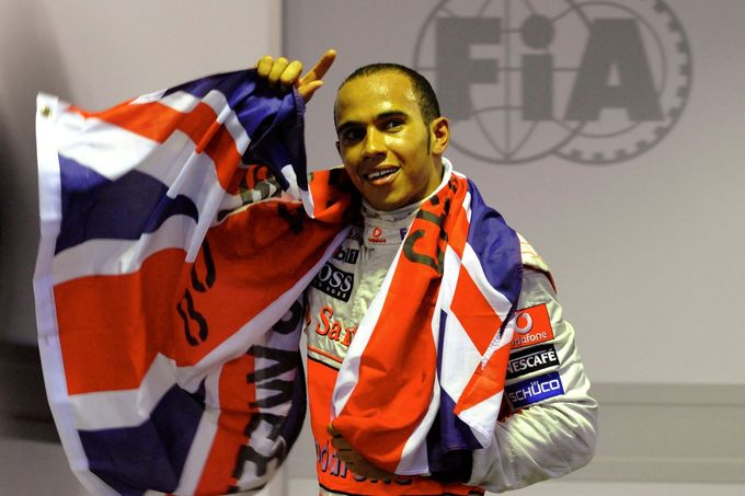 Pilot McLarenu Lewis Hamilton slaví titul mistra světa formule 1 2008