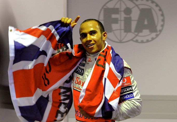 Pilot McLarenu Lewis Hamilton slaví titul mistra světa formule 1 2008