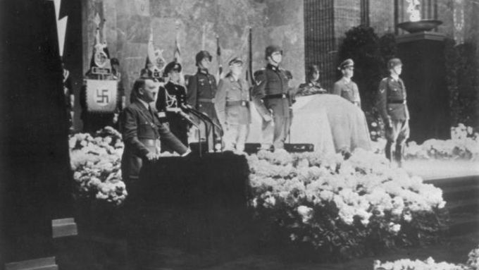 Nacistický vůdce Adolf Hitler při projevu nad rakví zastupujícího říšského protektora, SS-Obergruppenführera Reinharda Heydricha v Berlíně - červen 1942.