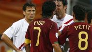 Portugalec Luis Figo (v červeném) hlavou udeřil Marka van Bommela z Nizozemska.