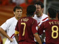 Portugalec Luis Figo (v červeném) hlavou udeřil Marka van Bommela z Nizozemska.