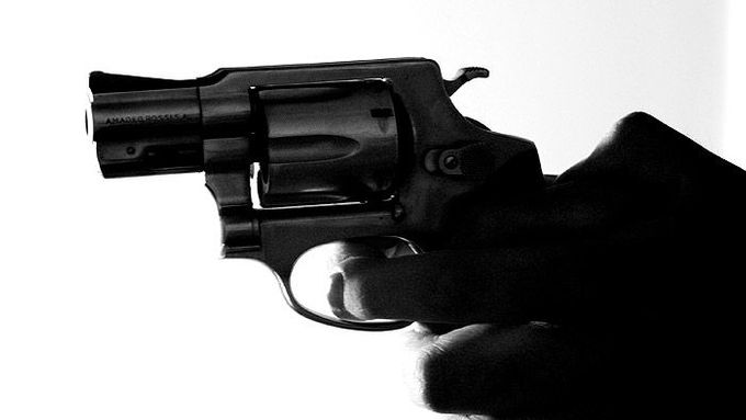 Muž se pravděpodobně postřelil svou legálně drženou zbraní (ilustrační foto).
