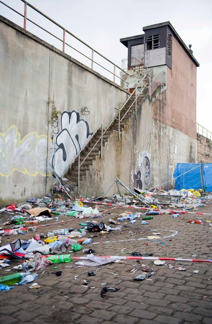 Tragédie se odehrála v místech, kde se tunel - jediná přístupová cesta k akci pro milion návštěvníků - napojoval na vstupní rampu. Podle svědků se lidé snažili z pasti utéct po přilehlých schodech a konstrukcích u cesty, tlak davu byl však příliš veliký.