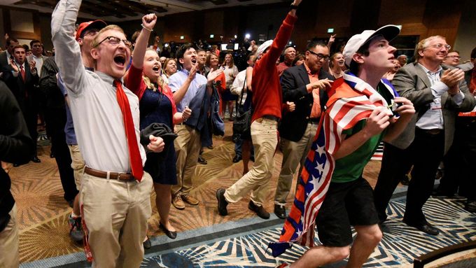 Trumpovi stoupenci o volební noci slaví vítězství v Severní Karolíně.