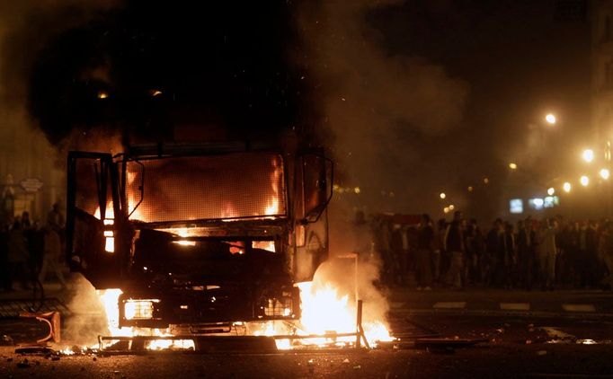 Demonstranti podpálili jeden z policejních vozů.