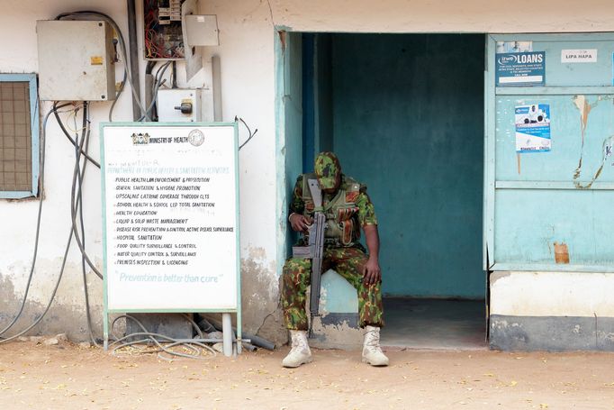 Snímek z Keňské republiky v Africe, která byla pořízena v oblasti města Dadaab v roce 2022, kde je i velký uprchlický tábor pro lidi, kteří byli postižení hladomorem.