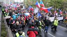 Protivládní demonstranti míří 17. listopadu před budovu České televize.