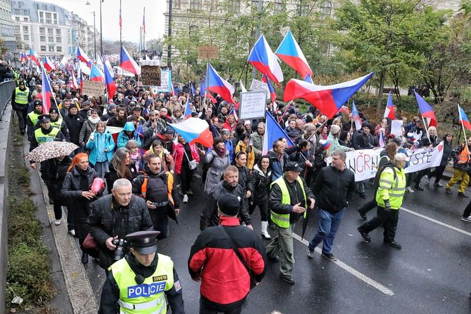 Protivládní demonstranti míří 17. listopadu před budovu České televize.