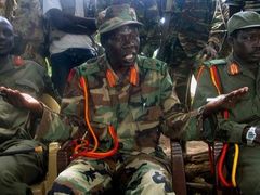 Vincent Otti, zástupce velitele Armády božího odporu během tiskové konference v Ri-Kwangba nedaleko hranic Ugandy a Sudánu.