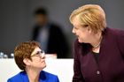 Trable "nové Merkelové". Šéfka německých konzervativců bojuje o důvěru