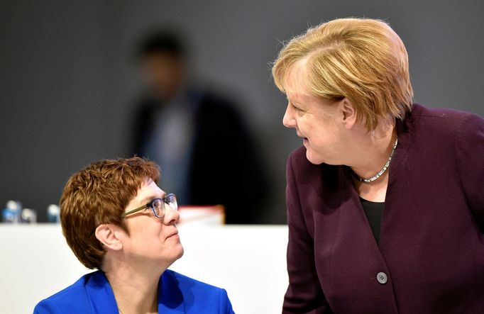 Jedna odchází, druhá skončila. Annegret Krampová-Karrenbauerová a Angela Merkelová na listopadovém sjezdu CDU v Lipsku.