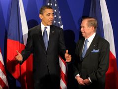 Obama plán na konec jaderných zbraní představil v Praze. Na snímku s exprezidentem Václavem Havlem
