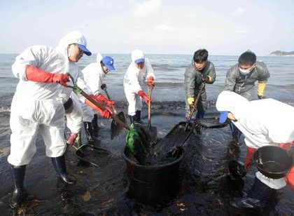 Korejci bojují s ropou z tankeru