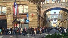 fronta k ČNB v Praze kvůli výročním dvacetikorunám