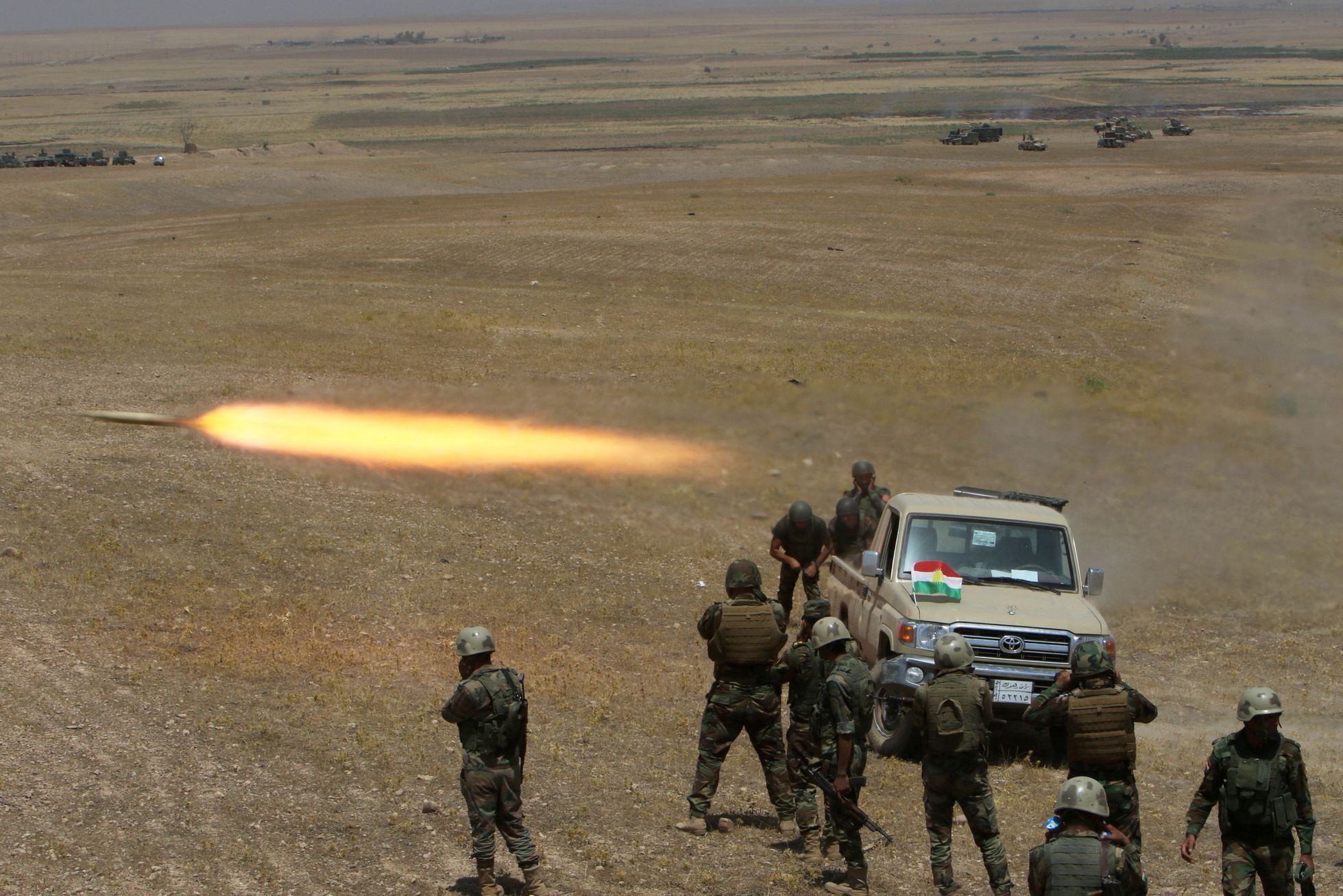 Kurdové ostřelují pozice Islámského státu u Mosulu.