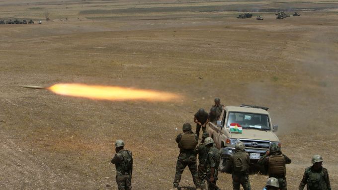 Kurdové ostřelují pozice Islámského státu u Mosulu.