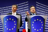 Dva úředníci v modrém. Jan Fischer s Jose Manuelem Barrosem na tiskové konferenci v Bruselu. Barroso v kontrastu k tomu, co se objevuje v některých evropských médiích či zaznívá od expertů či diplomatů, velmi vyzdvihoval to, jak si Češi zatím vedou v předsedání unii.