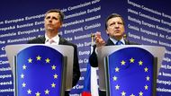 Dva úředníci v modrém. Jan Fischer s Jose Manuelem Barrosem na tiskové konferenci v Bruselu. Barroso v kontrastu k tomu, co se objevuje v některých evropských médiích či zaznívá od expertů či diplomatů, velmi vyzdvihoval to, jak si Češi zatím vedou v předsedání unii.