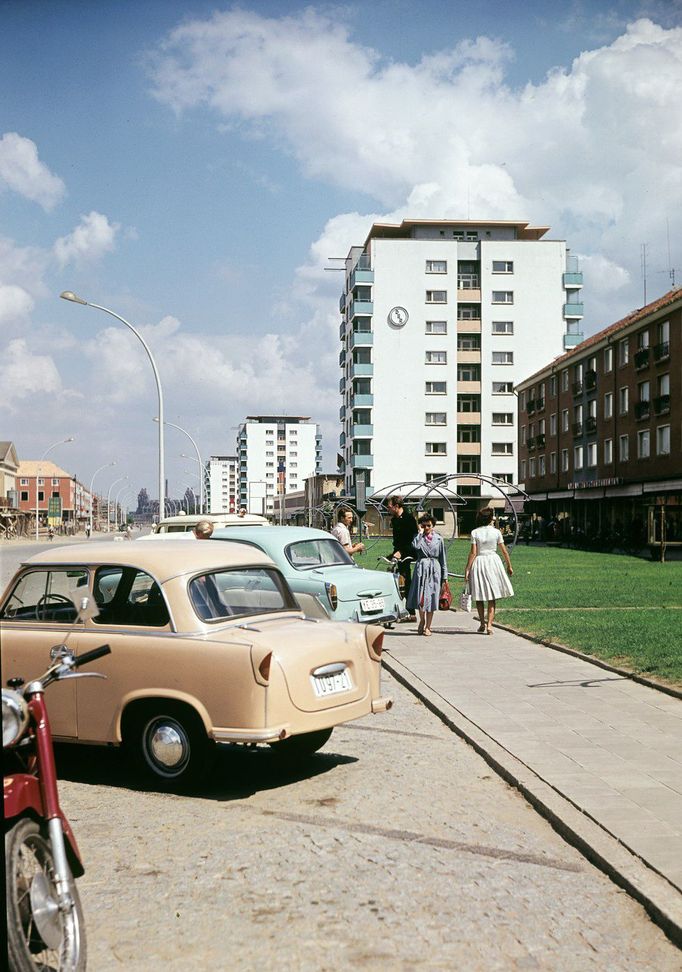 Pohled na nově postavené obytné domy ve Stalinstadt (dnes Eisenhüttenstadt) v létě 1960,