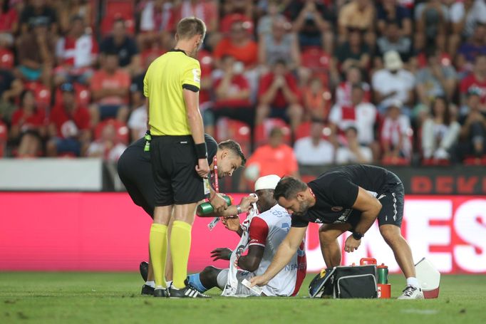 5. kolo fotbalové FORTUNA:LIGY, Slavia - Jablonec: rozhodčí Ondřej Berka a ošetřovaný Michael Ngadeu-Ngadjui