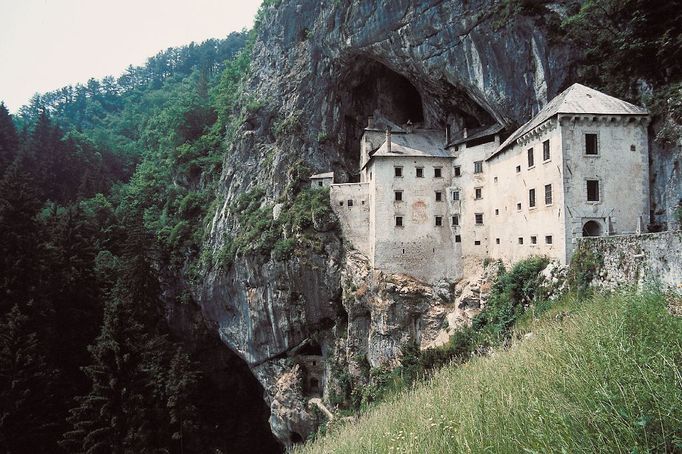 z jeskyní nedaleko Postojny vyrůstá středověký hrad Podjama, Slovinsko