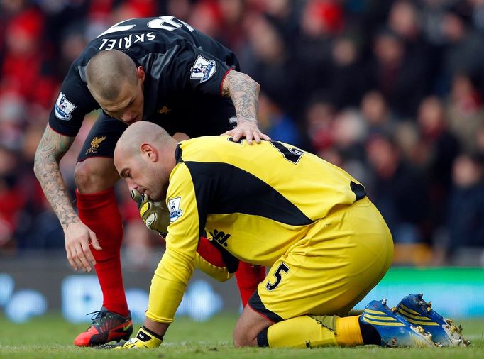 Martin Škrtel kontroluje po kolizi stav svého brankáře Pepe Reiny...