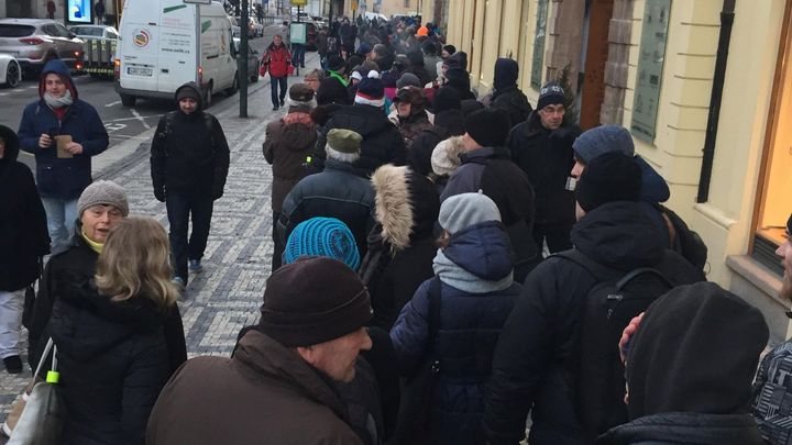 Výroční dvacky spustily opět šílenství. Za místo ve frontě lidé platí i 500 korun