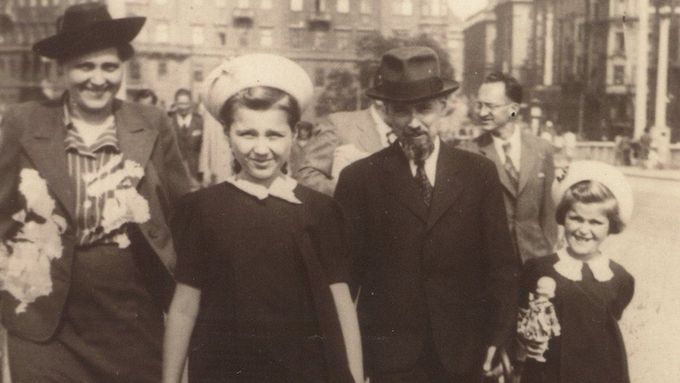 Rodina pravoslavného duchovního a aktivního čs. odbojáře Václava Čikla (druhý zprava). Jeho i s manželkou (vlevo) popravili nacisté za pomoc parašutistům v Mauthausenu na podzim 1942.
