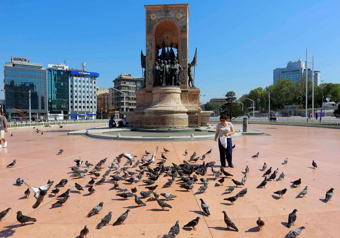 Žena krmí holuby na Taksimském náměstí v Istanbulu den po nepodařeném pokusu o převrat.