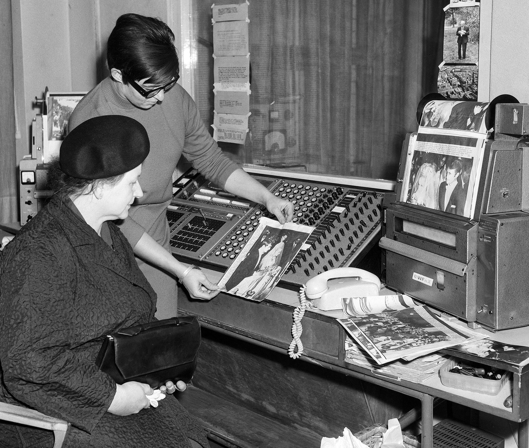 Kniha Miliony okamžiků a výstava 100kamžiků, Výstava, kniha, ČTK, Magazín, Foto