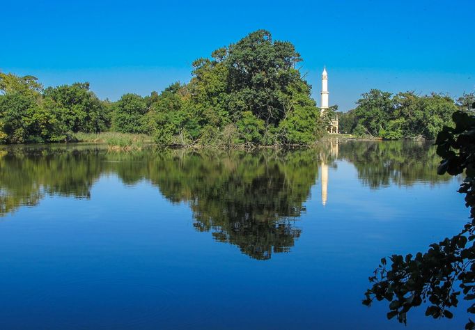 Rybník mezi zámkem Lednice a Minaretem. Národní přírodní rezervace Lednické rybníky. Rok 2010.