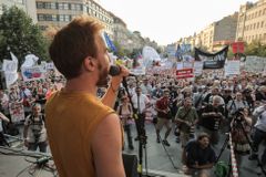 Ať se premiér sejde s organizátory demonstrací, vyzývá Hamáček Babiše