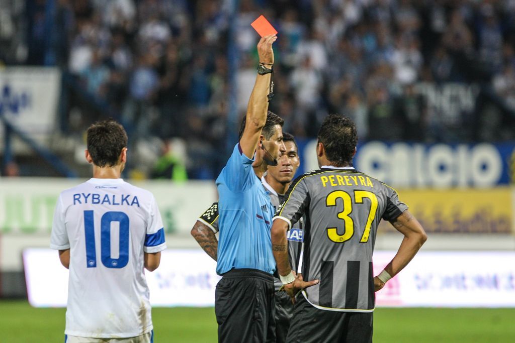 Fotbal, EL, Liberec - Udine: Roberto Pereyra dostává červenou kartu