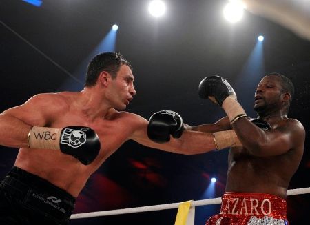 Ukrajinský boxer Vitalij Kličko obhájil titul organizace WBC, když porazil Kubánce Juana Carlose Gómeze technickým k.o.