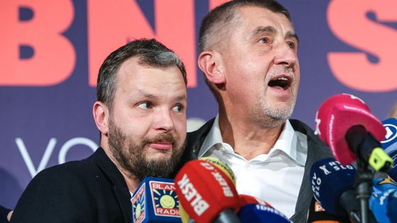 Andrej Babiš se raduje na pódiu se svým virtuálním já, čili Markem Prchalem, jedním z důležitých členů jeho PR týmu.