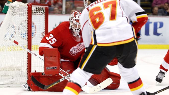 Michael Frolík z Calgary proti Detroitu, NHL 2016/17