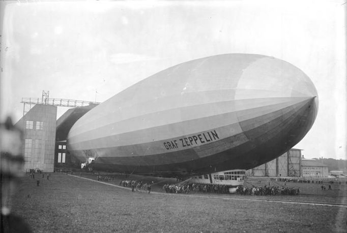 Před 90. lety absolvovala svůj první let německá vzducholoď LZ 127 Graf Zeppelin (18. 9. 1928), která byla následně uvedena do oficiálního provozu 11. října téhož roku.