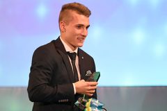 Fotbalista Sadílek draží dres spoluhráče na podporu chlapce nemocného rakovinou