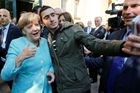 Syřan prohrál soud s Facebookem. Jeho selfie s Merkelovou na sociální síti zůstanou