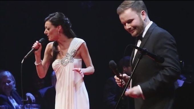 Jan Smigmator a Dasha zpívají jazzový standard The Lady Is a Tramp v doprovodu RTV big bandu Felixe Slováčka. Záznam z pražské Hybernie, 2014.