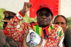 Věřit lze jedině mrtvým bělochům, hlásal Mugabe. Z hrdiny Zimbabwe se stal diktátor