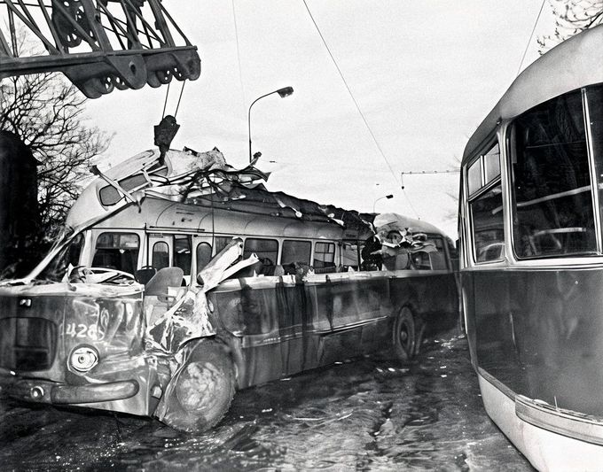 Nehoda tramvaje T3 č. 6349 linky 10 na Bubenském nábřeží v Praze, 29. října 1970. Vůz narazil do stojící soupravy linky 14, 35 zraněných. Ilustrační snímek